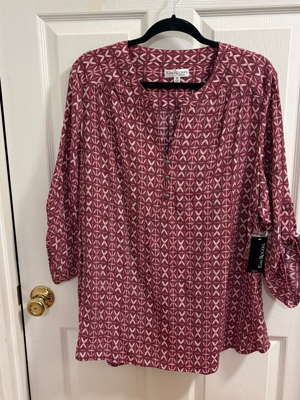 Kim Rogers women's,a geometric pattern  featuring a V-neck and button detailing.